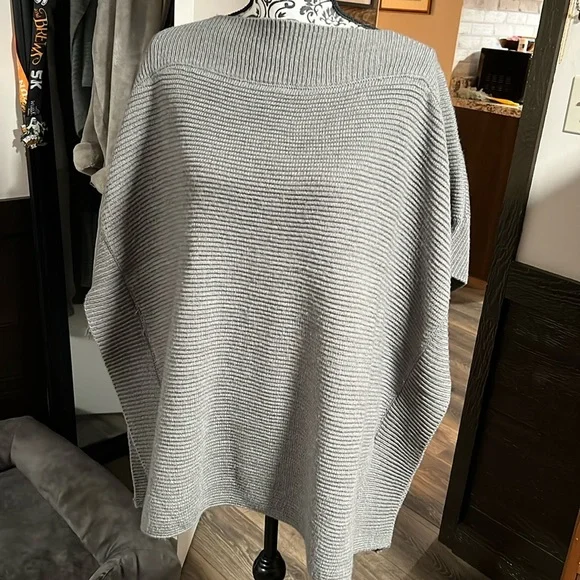 Loft one size fits all poncho - Picture 1 of 2